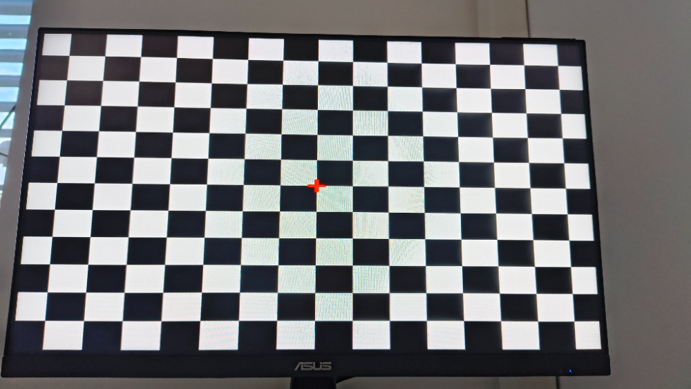 Obrazovka se šachovnicí a markerem, který pacient sleduje střídavě pravým a levým okem